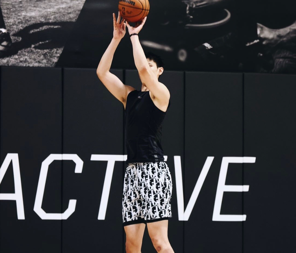 曾凡博赴美利好消息！双向合同竞争3选2，伤势恢复很顺利！